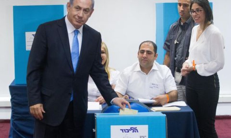 נתניהו. סופק כפיו בהנאה [צילום: מרים אלסטר/פלאש 90]