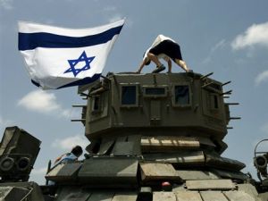 ילד מטפס על טנק בבסיס צה"ל שפתח את שעריו לציבור