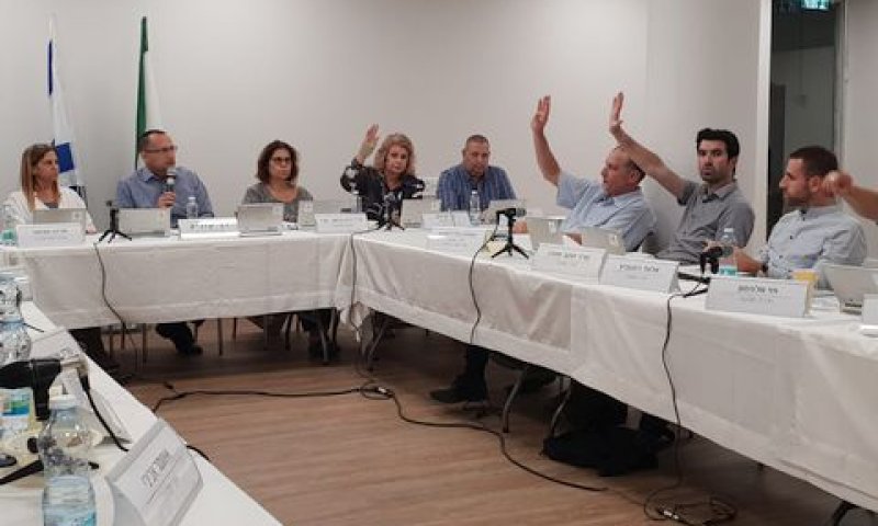 ההצבעה במועצת העיר. אצבעות הנגד [צילום: ליאל כהן]