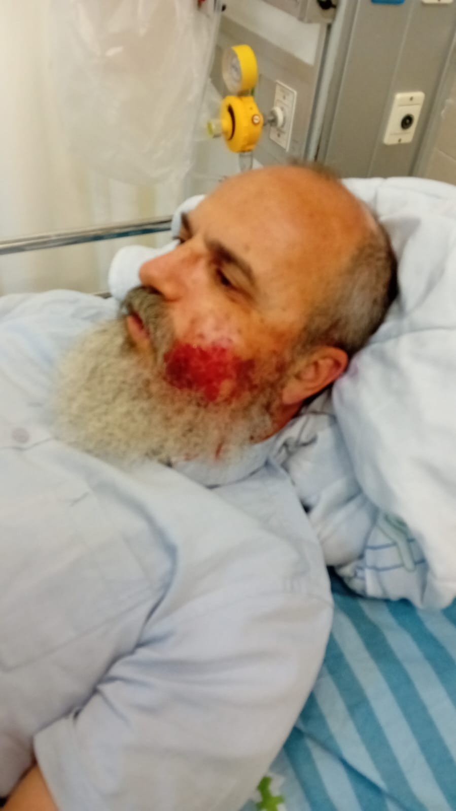 עורך העיתון בשבע בבית החולים מאיר בכפר סבא [צילום: מתוך דף הפייסבוק של עמנואל שילה]