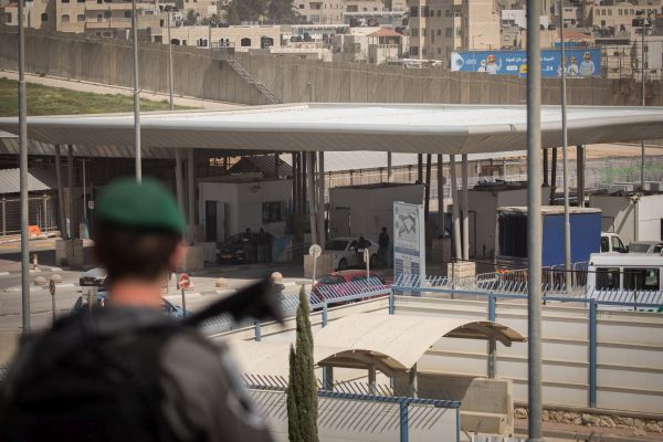 מעבר קלנדיה. פקקים ארוכים [צילום: יונתן זינדל/פלאש 90]