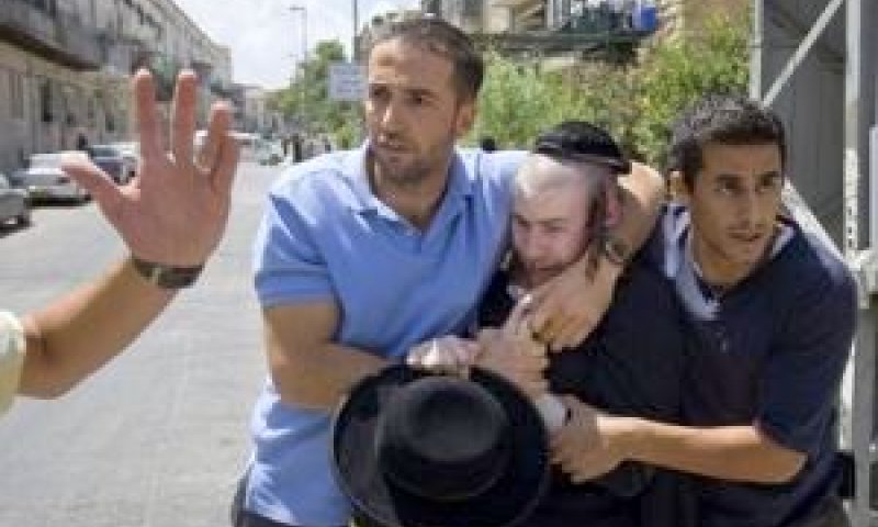 בלשים מעכבים מפגין חרדי [AP]