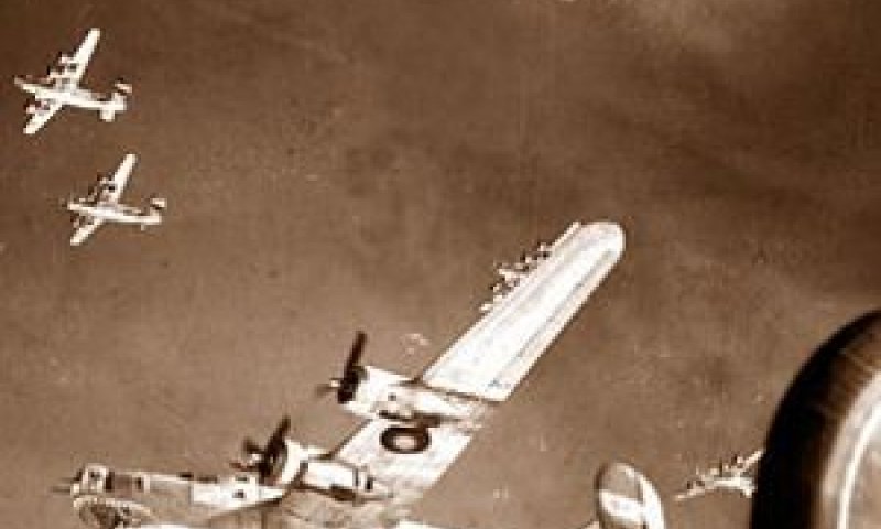 מטוסי הליברטור ("מבצר מעופף", B-24) יוצאים להפצצה באירופה [צילום: אריה יעקובי]