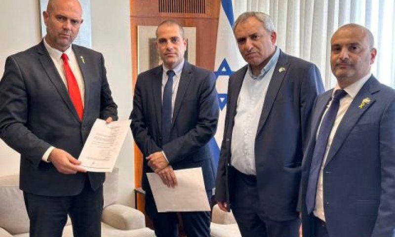 אוחנה מקבל את ההסכם הקואליציוני עם הימין הממלכתי [צילום: דוברות הכנסת]