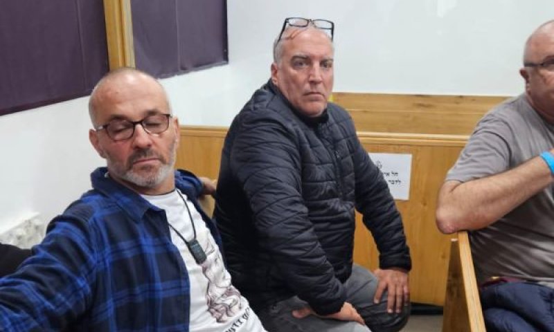 אייל אשל (במרכז) היום בבית המשפט