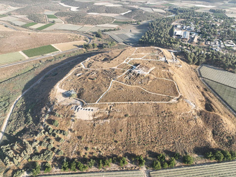מבט אווירי של תל לכיש [צילום: אמיל אלדג'ם]