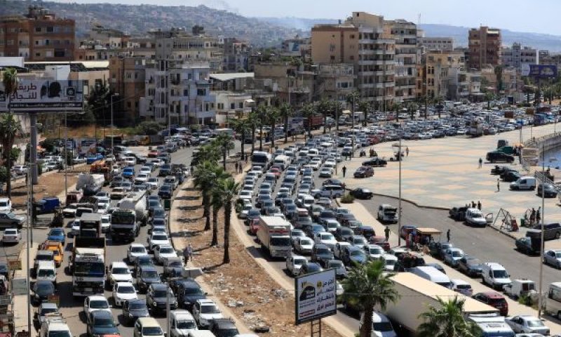 מכוניות עומדות בפקק בעיר צידון בעודן נמלטות מהכפרים הדרומיים על רקע תקיפות אוויריות ישראליות [צילום: מוחמד זעתרי/AP]
