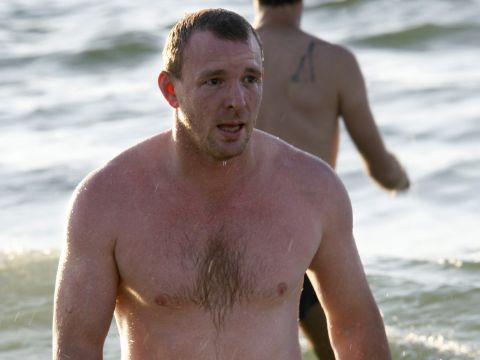 גיא ריצ'י מבלה על חוף הים [AP]