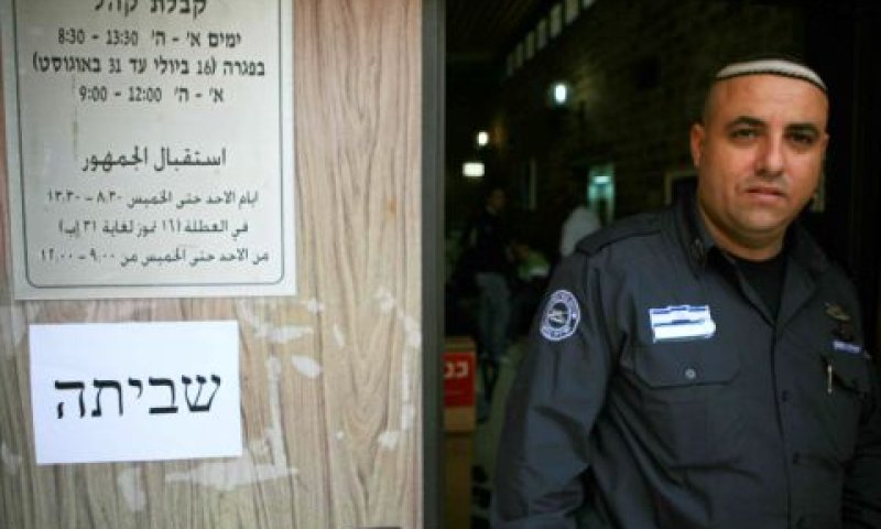 מאבטח. עד 14 שעות עבודה ביום [צילום: פלאש 90]