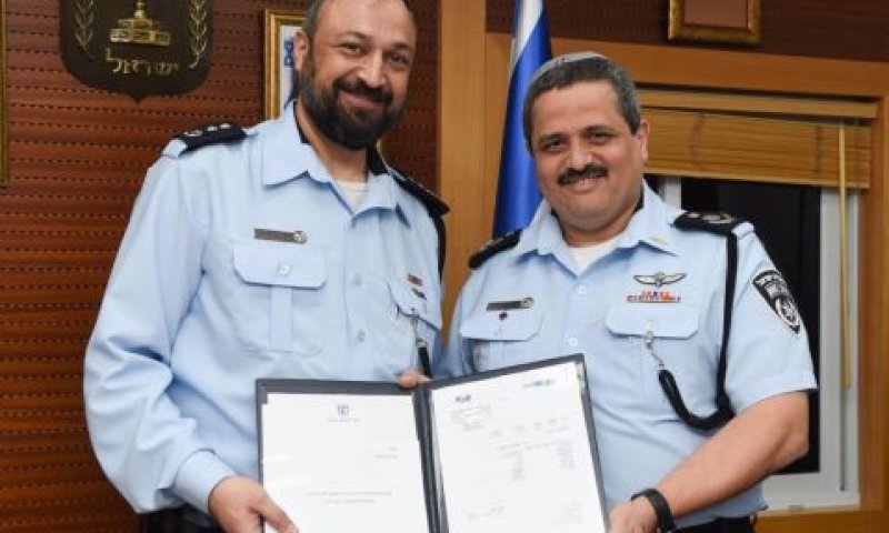 אלשיך והרב ברכיהו. חידוד ההוראות [צילום: דוברות המשטרה]