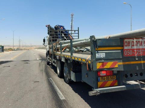 פינוי עמודים שעקרו ערבים בפוגרום הערבי בכביש 31