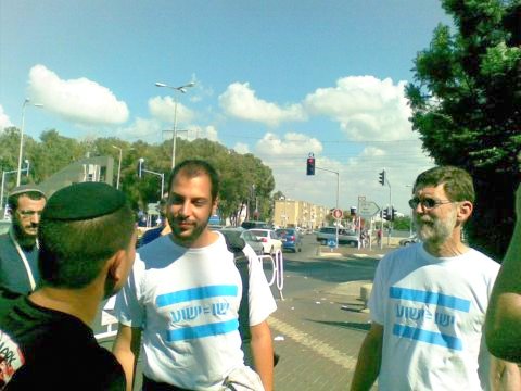 מיסיונרים ברחוב הגעתון ליד צומת הכניסה לנהריה
