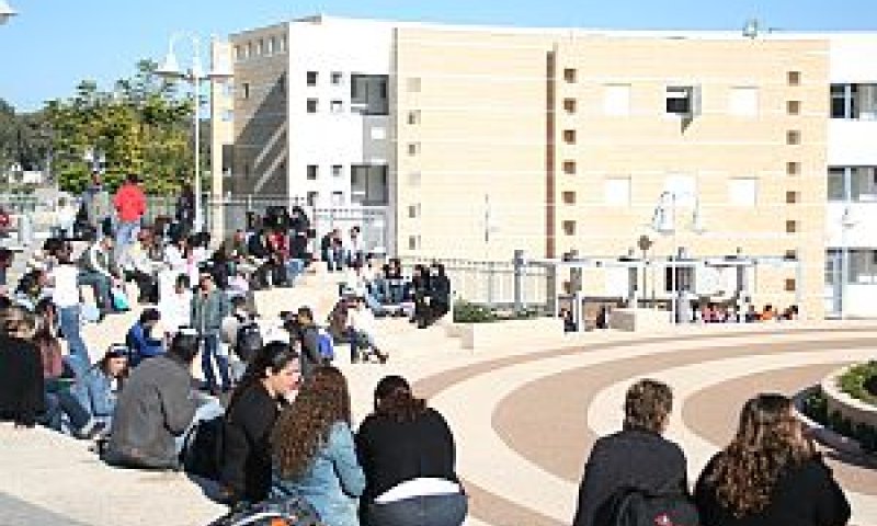 סטודנטים במכללה [צילום: אריאל פלר]