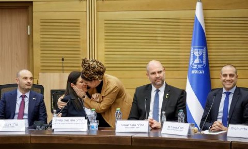עטייה מקבלת חיבוק מח"כ סון הר מלך [צילום: נועם מושקוביץ/דוברות הכנסת]