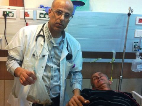 ד"ר עאמר עם הפועל שהוכש ונחש הצפע בשקית [צילום: רחלי כהן]