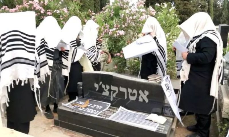 מתוך טקס הפולסא דנורא בקברו של אטרקצ'י ביהוד [צילום: לפי סעיף 27א'לחוק זכויות יוצרים]