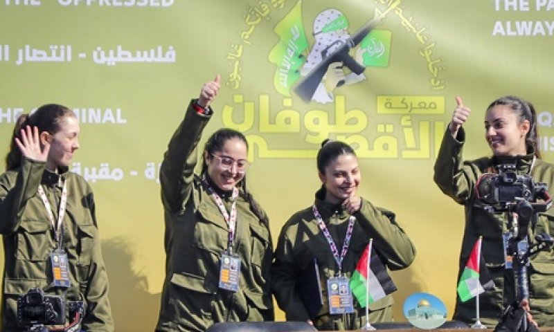ארבע החטופות, הבוקר בעזה. "היינו יותר חזקות מזה" [צילום: עבד הג'אר, AP]