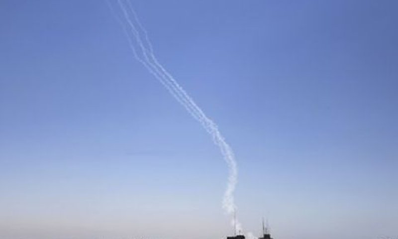 שובל עשן מעל עזה [צילום: AP]