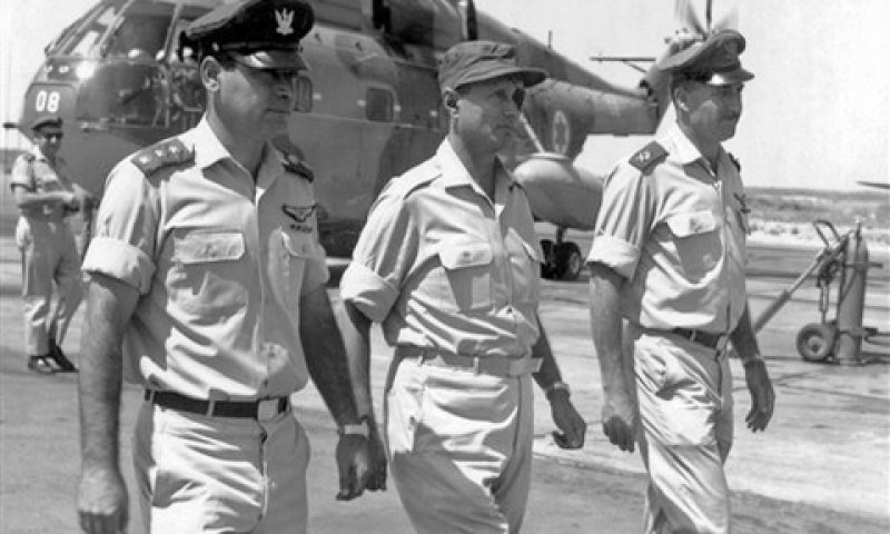 מרדכי הוד ז"ל - האחרון משמאל