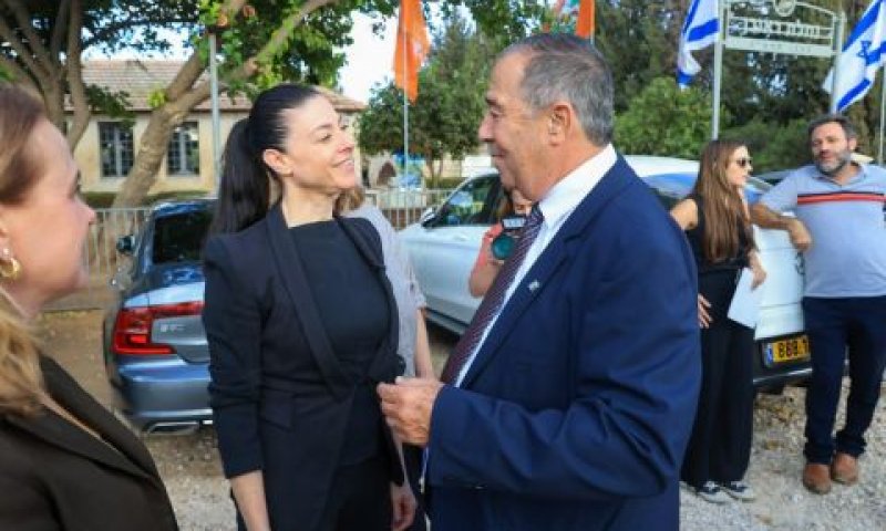 ראש העיר נס ציונה, שמואל בוקסר ושרת התחבורה מרב מיכאלי [צילום: עיריית נס ציונה]