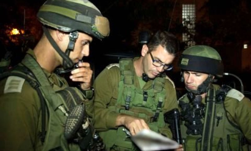 עוברים מבית לבית [צילום: דו"ץ]