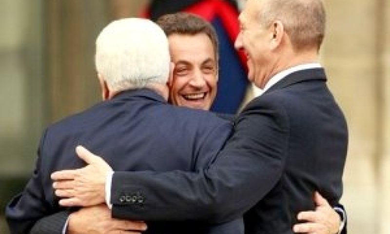 חיבוק נשיאותי. אולמרט, סרקוזי ואבו מאזן [צילום: AP]