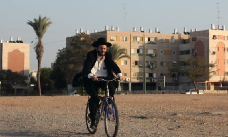 גבר רוכב על אופניים, אופקים 2010 [צילום: יוסי זמיר/פלאש 90]