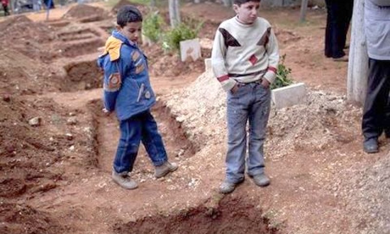 אידליב. קוברים את המתים [צילום: AP]