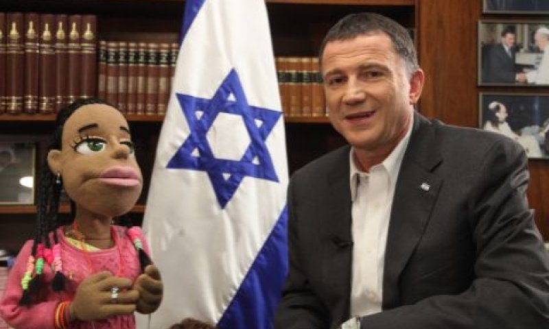 יושב-הכנסת הכנסת יולי יואל אדלשטיין עם מנחת הסדרה, הבובה צ'אקולה [צילום: דוברות הכנסת]