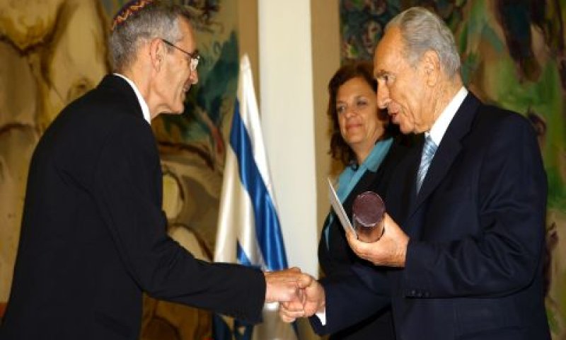 שמעון פרס ויולי תמיר בטקס חלוקת פרסי וולף [צילום: ששון תירם]