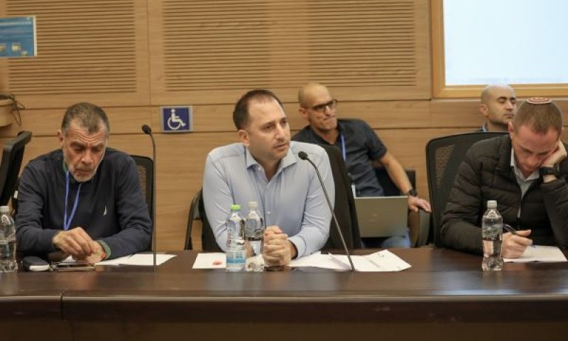 משרד התחבורה מבטיח אסדרה חדשה - אך לא מסביר מדוע החלטת הממשלה לא מיושמת. אלחנן בן דהן, עידן מועלם, עופר לוי [צילום: דני שם-טוב/דוברות הכנסת]