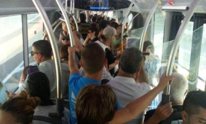 נוסעים במטרונית [צילום: אייל לוי/קריות באינטרנט]