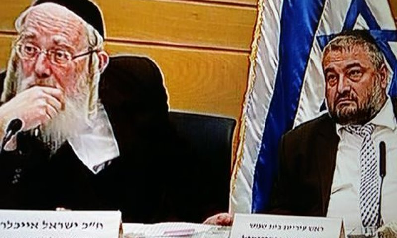 ראש העירייה משה אבוטבול ויו"ר הוועדה ישראל אייכלר [צילום: מן הטלוויזיה]