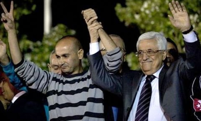 אבו מאזן עם אחד המחבלים [צילום: AP]