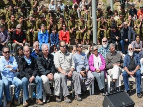 בצילום האמצעי: שמעון כהנר (קאצה), מקיבוץ נוה איתן במפגש עם משפחות וחיילים [צילום: דוד עינב]