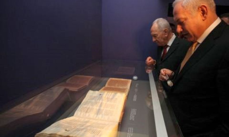 בנימין נתניהו ושמעון פרס בהשקת הספרייה הלאומית [צילום: פלאש 90]