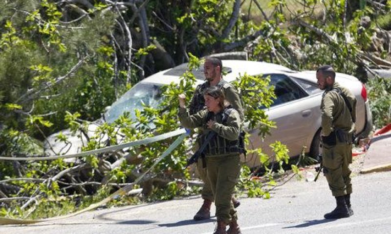לוחמים לצד הרכב הדורס [צילום: מג'די מוחמד/AP]