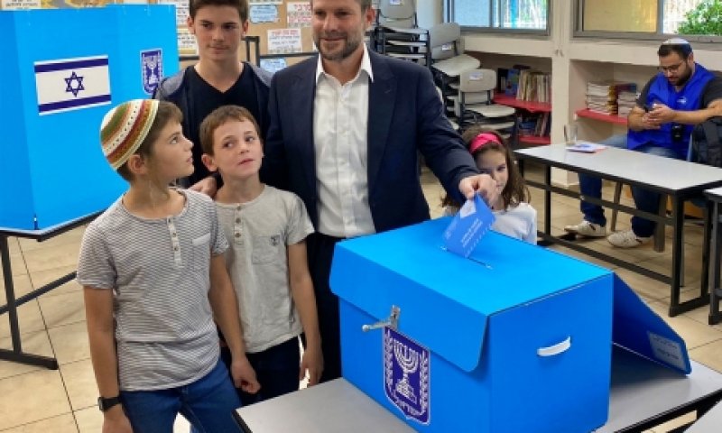 סמוטריץ' וילדיו בקלפי בקדומים [צילום: מפלגת הציונות הדתית]