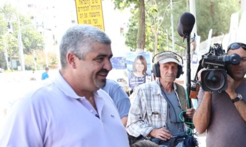 לחיאני. הלוואות מחברים [צילום: פלאש 90]