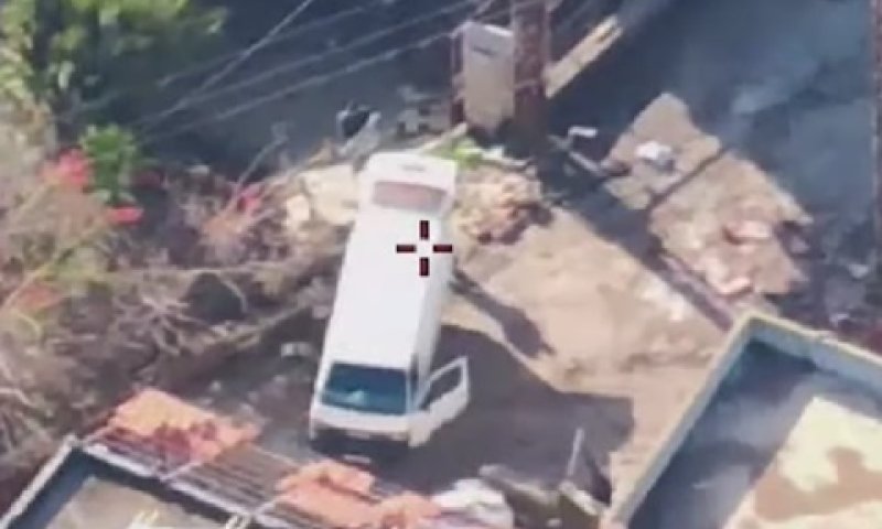 מחבלי חיזבאללה בעת העמסת ציוד הלחימה על הרכב [צילום: דובר צה"ל]