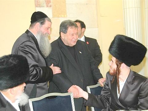 לוחץ יד לחתן. הסבא מסתכל משמאל