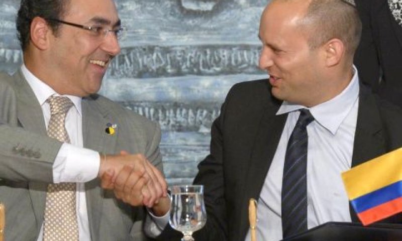 שר הכלכלה נפתלי בנט ושר המסחר הקולומביאני סרג'ו דיאזגרנדוס [צילום: דוברות בית הנשיא]