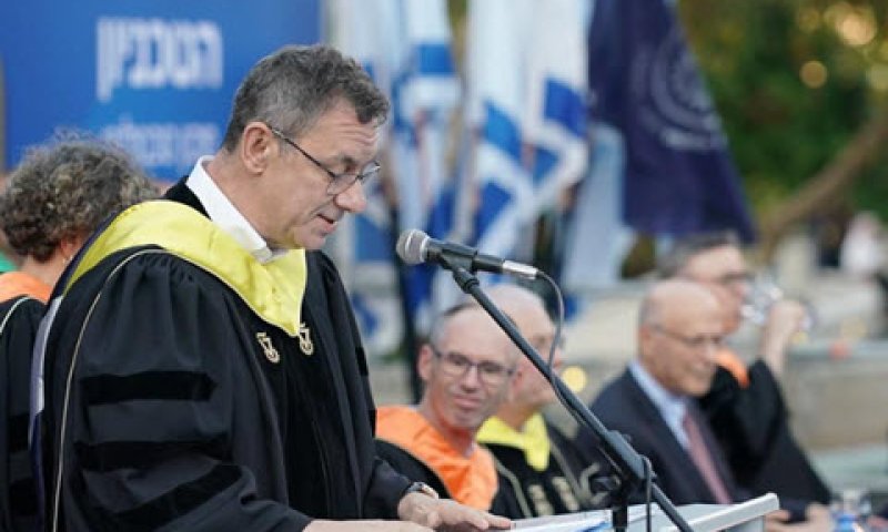 ד"ר אלברט בורלא נושא דברים בטקס הבוגרים [צילום: ניצן זוהר, דוברות טכניון]