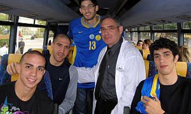 פרופ' פרס ושחקני מכבי ת"א [צילום: יח"צ]
