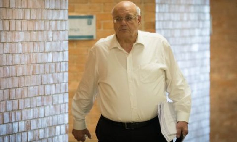 מלצר היום. אחרי עיכוב [צילום: יונתן זינדל, פלאש 90]