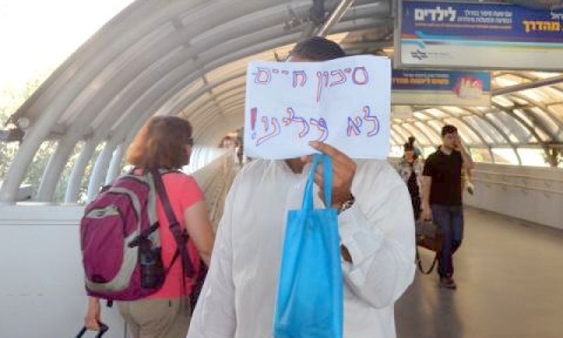 נהג קטר שנקרא להיבדק מביע את מחאתו [צילום: פלאש 90]