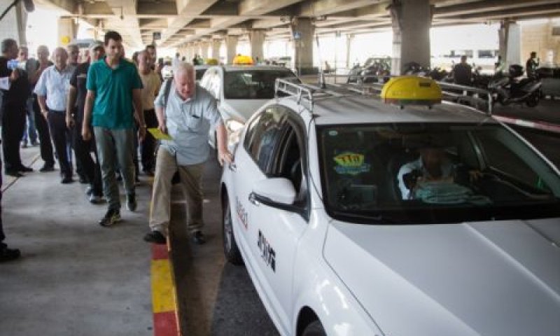מוניות בנתב"ג [צילום אילוסטרציה: יונתן זינדל, פלאש 90]