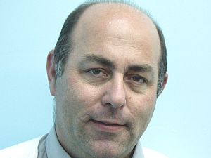 ד"ר פיקל. "דבק חם הבא במגע עם כל חלק בגוף, הוא מסוכן" [צילום: יח"צ]