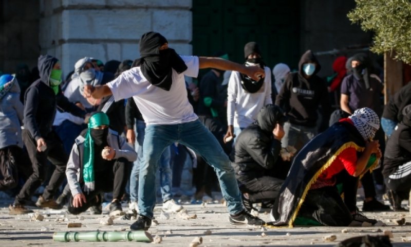 התפרעות פלשתינים הבוקר בהר הבית [צילום: ג'מאל עוואד, פלאש 90]