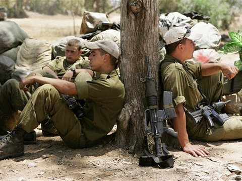 החיילים ממתינים להוראות הדרג המדיני. [צילום: AP]